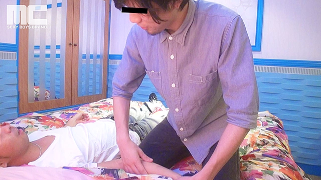 イケメンマッサージボーイが客の魔の手から逃れられず、潮噴きまでしてしまう！