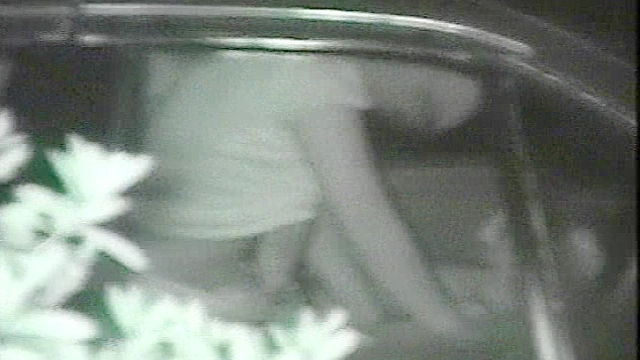 ○撮 不自然に揺れる車の中では…