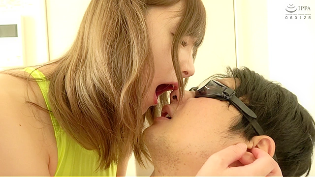 大人気女優 一条みおチャンの口臭嗅がせ唾飲ませ唾かけ膝コキ耳舐め舌ベロプレイ！