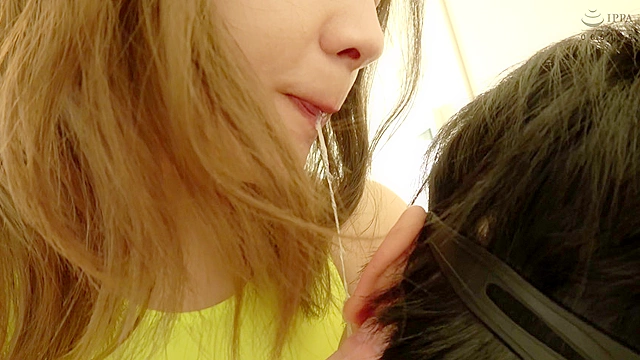 大人気女優 一条みおチャンの口臭嗅がせ唾飲ませ唾かけ膝コキ耳舐め舌ベロプレイ！