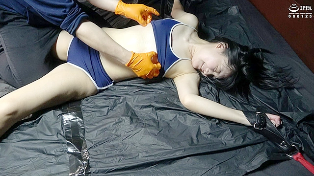 「四肢拘束で小動物系女子の本気の抵抗をシャットアウト！ イヤなのに身体が反応しちゃうくすぐったさ！」WAKA-051 天乃のあ（7）