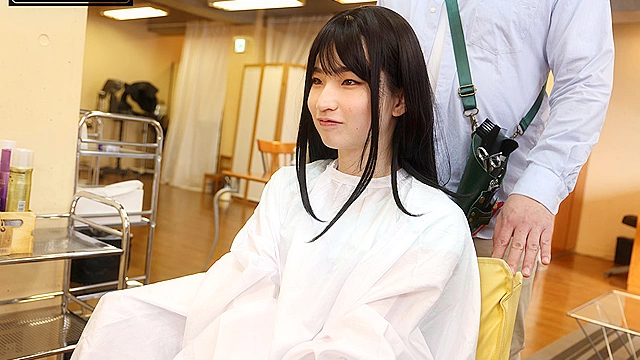 美容室で母親が近くにいるのにケープの中を全裸にされ何度もこっそりイキさせられる小さい女の子 姫野らん