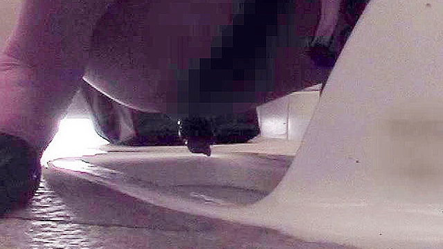 世○谷ファッションビルトイレ○撮20人 知人の女に○万円でコードレスピンホールレンズを仕掛けてもらった！マニアが撮った最高アングル映像