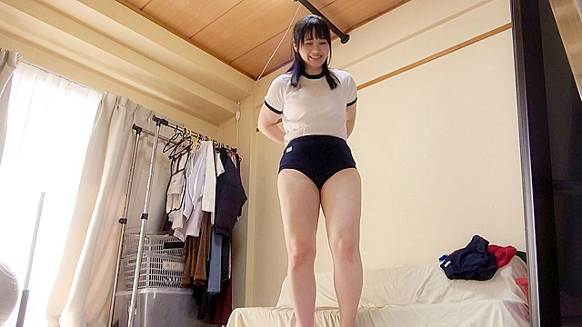 弘前綾香 むちむち美尻 神ブルマ ロ○美少女やぽっちゃり娘らにピチピチブルマ＆体操着を着せ、ハミパン、ムレムレワレメを毛穴まで見えるほどの超ドアップ接写！さらに尻コキ、着衣お漏らし放尿やブルマぶっかけ等ブルマ好きに送る完全着衣フェチAV