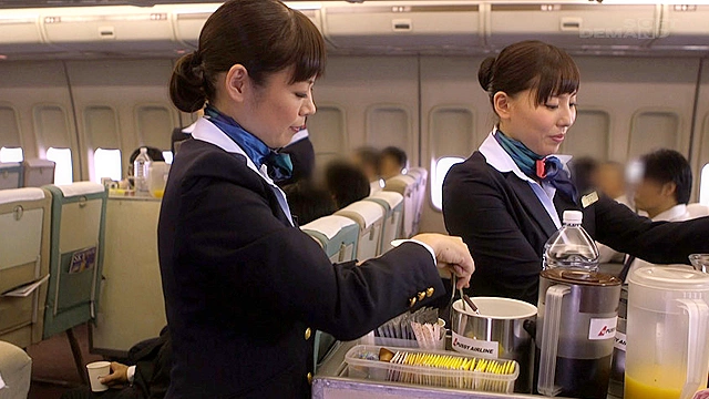 「制服・下着・全裸」でおもてなし またがりオマ○コ航空7
