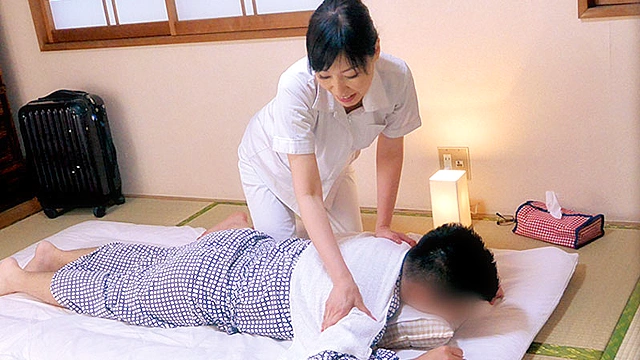 デカ尻マッサージ師の美熟女に「チ●ポも揉んでください」とヌキ依頼してみたら…