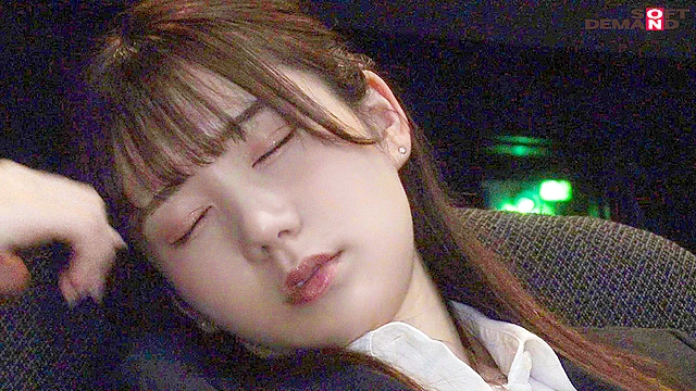 映画館のレイトショーでうたた寝する【飲み会終わりに立ち寄ったほろ酔いOL】を拘束してブランケットの中のねっとり粘着手淫でサイレント失禁イキさせる