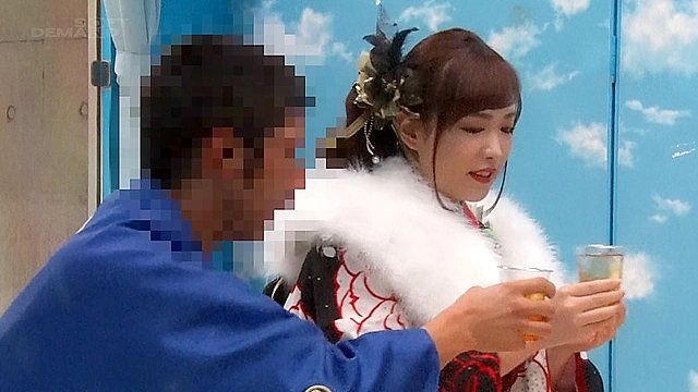 マジックミラー号 成人式を終えたばかりの友達同士の男女が初めてのお酒で我を忘れて人生初の真正中出し！