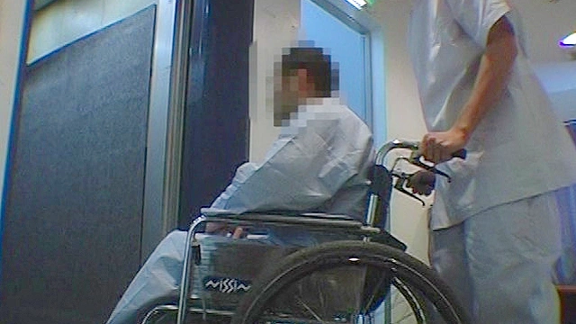 ギン起ちチ○ポをイケメン看護士がしごいてヌイてくれた！ 第二部 新人茶髪看護師編
