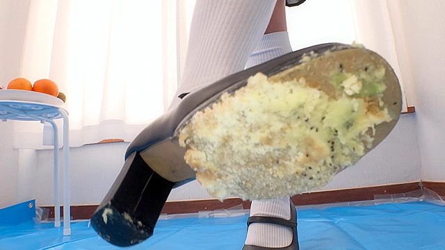 【クラッシュフェチ】【4K】みねおちゃんのフードクラッシュ おでこ靴／白靴下／裸足