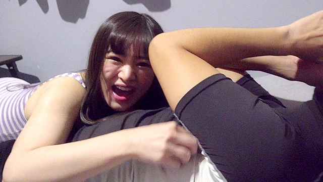 大人気女優 桃尻かのんチャンのくすぐり感度チェック＆M男電気あんま・くすぐり！