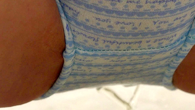 パンティのままでおしっこしてね…と言われてガマンできませんでした  今井ゆあ