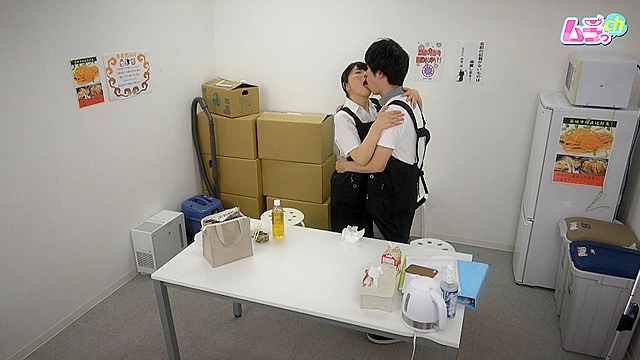 ニンゲン観察 パート先の休憩室で二十歳の誕生日を迎えたばかりのピュア童貞クンを筆おろしするエロく優しい人妻