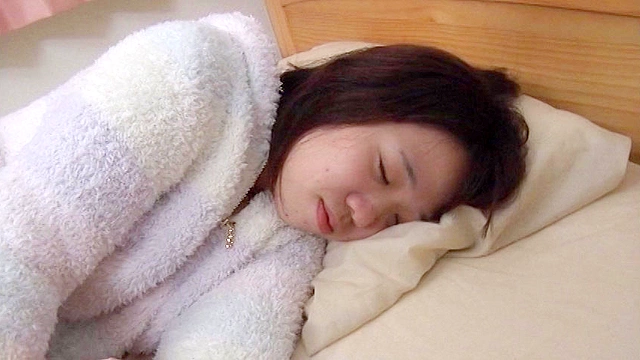 今夜、お隣の娘さんは一人でお留守番中です… りおちゃん