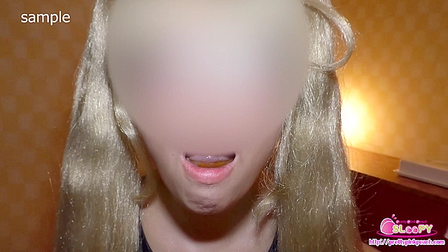 コスプレお姉さんが覚悟を決めた！黄色く溜まった口内小便が気持ち悪すぎておえぇ…でも飲むと約束！