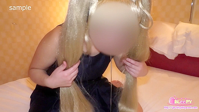 コスプレお姉さんが覚悟を決めた！黄色く溜まった口内小便が気持ち悪すぎておえぇ…でも飲むと約束！