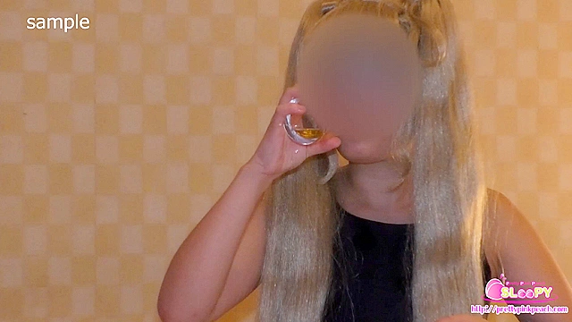 コスプレお姉さんが覚悟を決めた！黄色く溜まった口内小便が気持ち悪すぎておえぇ…でも飲むと約束！