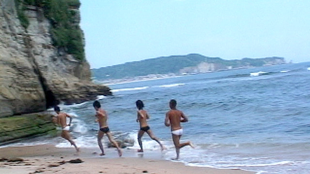 スジ筋水泳部4人が海岸ではしゃぎ、その後4Pへ！！