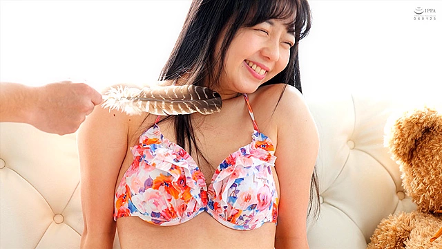 くすぐり激弱人気女優 泉りおんチャンの羽根＆指くすぐり！ラストはローター攻め！！