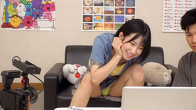 美人姉と絶倫弟・絶倫兄と美人妹インフルエンサーが視聴回数を稼ぐためエロゲームに挑戦したらガチ発情！近親連続中出しLIVE配信！  王様ゲーム・椅子取りゲーム・野球拳
