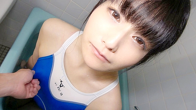 濡れてテカってピッタリ密着 神競泳水着 ロ○可愛い女子の競泳水着姿をじっとりと堪能！着替え○撮から始まり貧乳から巨乳にパイパン、ハミ毛、ジョリワキ等のフェチ接写やローションソーププレイや競泳水着ぶっかけ等を完全着衣で楽しむAV