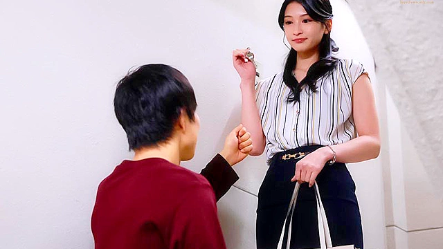 同棲するため物件を内見にきたカップルの彼氏を寝取って生ハメ中出しさせる淫乱美脚な不動産レディ 本庄鈴