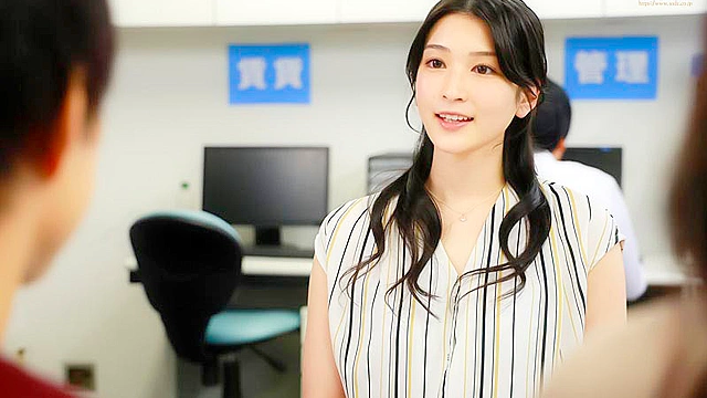 同棲するため物件を内見にきたカップルの彼氏を寝取って生ハメ中出しさせる淫乱美脚な不動産レディ 本庄鈴