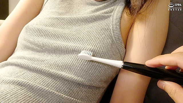 撮影はじめての美女に乳首くすぐりをしてみました！