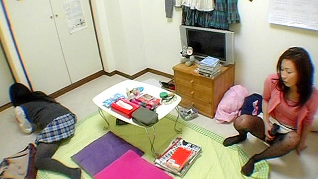 欲求不満人妻の家族が見てない隙にこっそりオナニー