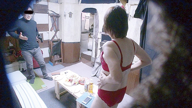 自分の部屋に泊まることになった妻の女友達「人妻美津枝さん（仮名）52歳」に当然のように手を出してしまうワタシ