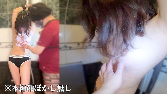 手が届きそうなEカップお姉さんのお風呂場くすぐりとおっぱい弄り
