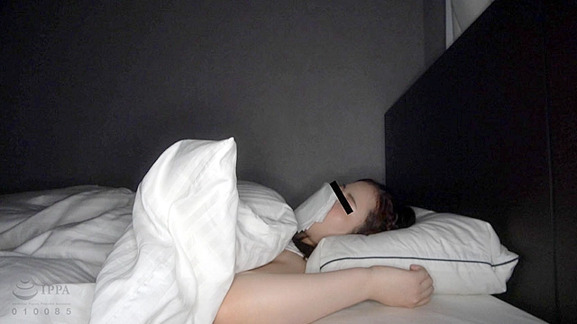 寝静まる美人、巨乳の姉を夜○いする弟近親相姦性交