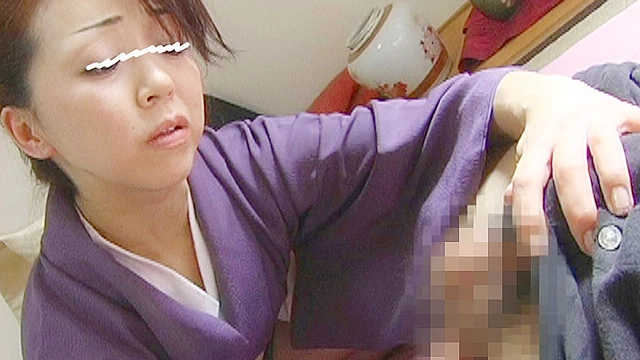 女盛りの熟女に早漏チ○ポを弄ばれ大量射精