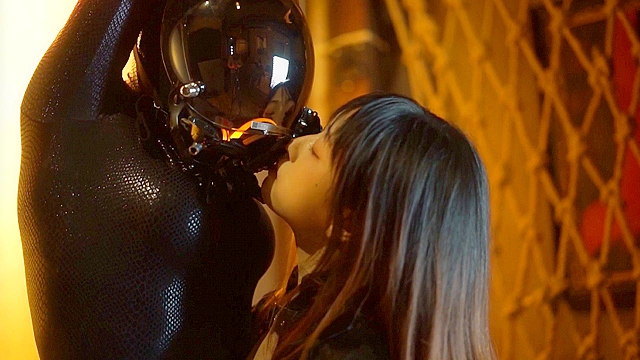 MUMA女王様のお仕置き【キュートな胸出しエナメルドレス編】