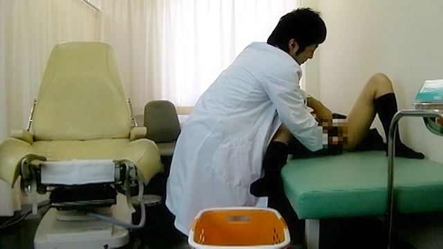あどけなさの残る少●に陰部を露出するなりすまし医療従事者○撮3