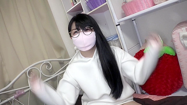 マスク着用を条件に撮影を了承してくれたむっつりスケベなパーカー女子 ひなちゃん 23歳