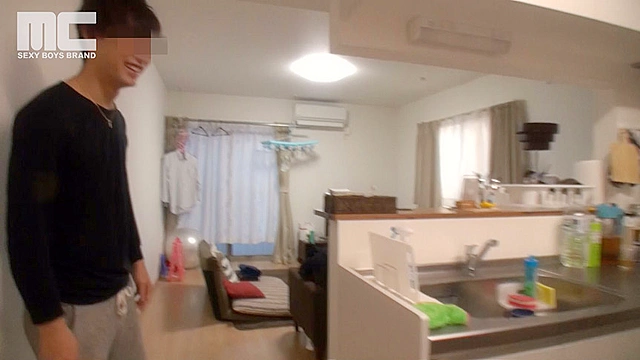 【新婚イケメンの若パパ】新婚夫婦の自宅に上がりこんで嫁に内緒でプライベート自慰撮影！！