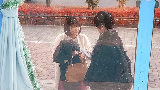 「さらに可愛くなって彼氏に会いませんか？」と遠距離恋愛中の女の子に魅力的な言葉をかけ、性感ストレッチエステでミラー越しの彼氏にイキ潮をぶっかけ！ マジックミラー号