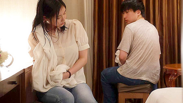 ゲリラ豪雨を避けホテルで雨宿り。人妻と童貞が2人きりで何も起こらないはずが無く…五十嵐なつ