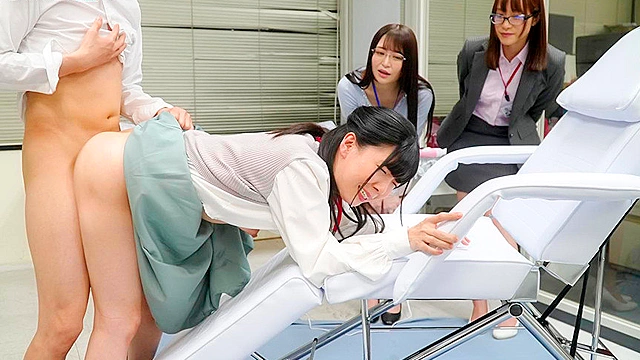 SOD女子社員 150，000回転（従来比30倍）超高速電マでイクッ！最高に気持ち良い電マを求めて自ら実験台となり絶頂しながらも新型電マ開発に挑んだ結果、パンツスーツの裾まで濡れるほど漏らして漏らして4人合計78イキ！