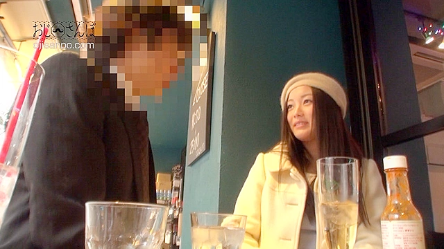 私、乳首が弱すぎるんです… おじさんぽ07 AVよりエロいエッチ見たくない？ TVタレントレベルのルックスを持つ美人妻と下町探索お散歩デート。おじさんに足を絡めて中出しさせる奥さんの敏感反応がヤバい！ 悠さん（23）