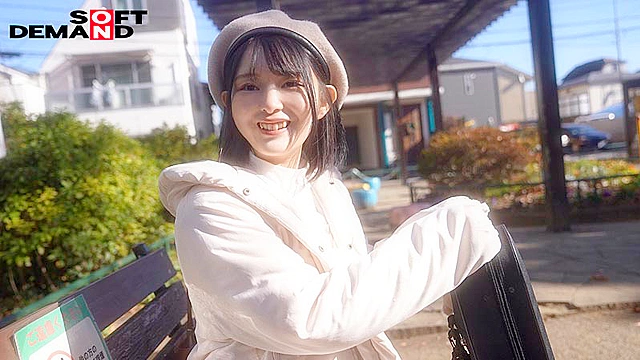 【初撮り】八重歯がキュートなちっぱい女子大生 ヴァイオリンが趣味の温室育ちな箱入り娘はエロい事に興味津々 147cmの童顔で生意気なお嬢様は最近AVで見た乳首舐め手コキをやってみたい ゆら・21歳