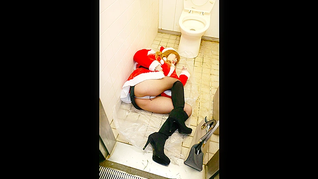 クリスマスイブに道で寝ていた泥○女を持ち帰ったらとんでもない酒淫乱で友達10人と3日3晩ハメまくった 皇ゆず