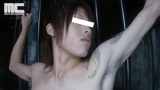 手足を鎖で完全に拘束された巨根くんの背後から忍び寄る2本の手！しごかれまくって昇天！