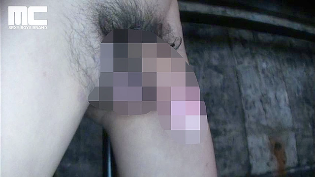 手足を鎖で完全に拘束された巨根くんの背後から忍び寄る2本の手！しごかれまくって昇天！